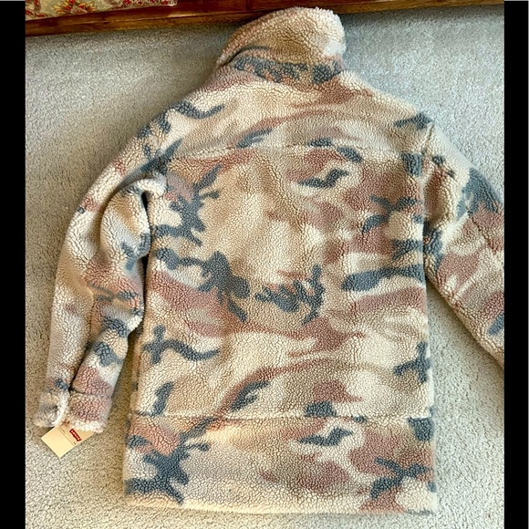 Levi’s Camo Sherpa Trucker NWT size S - Picture 4 of 6